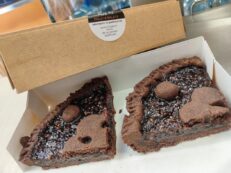 Torte-Frolla-al-Cioccolato-con-Confettura-di-Lamponi-Fette